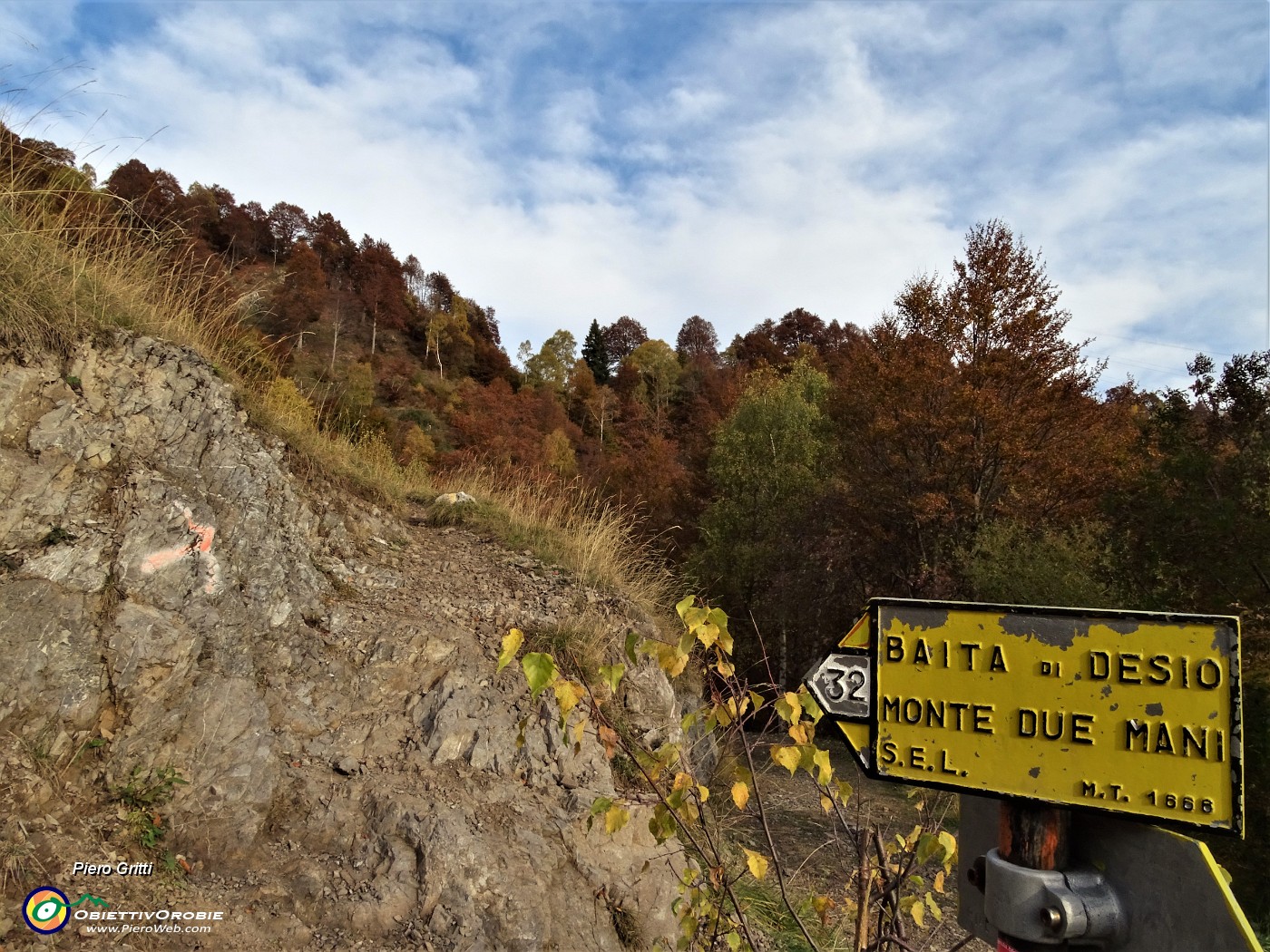 25 Alla  Casera di Muschiada (1309 m) prendo a dx sul sent. 32 per il Due Mani.JPG